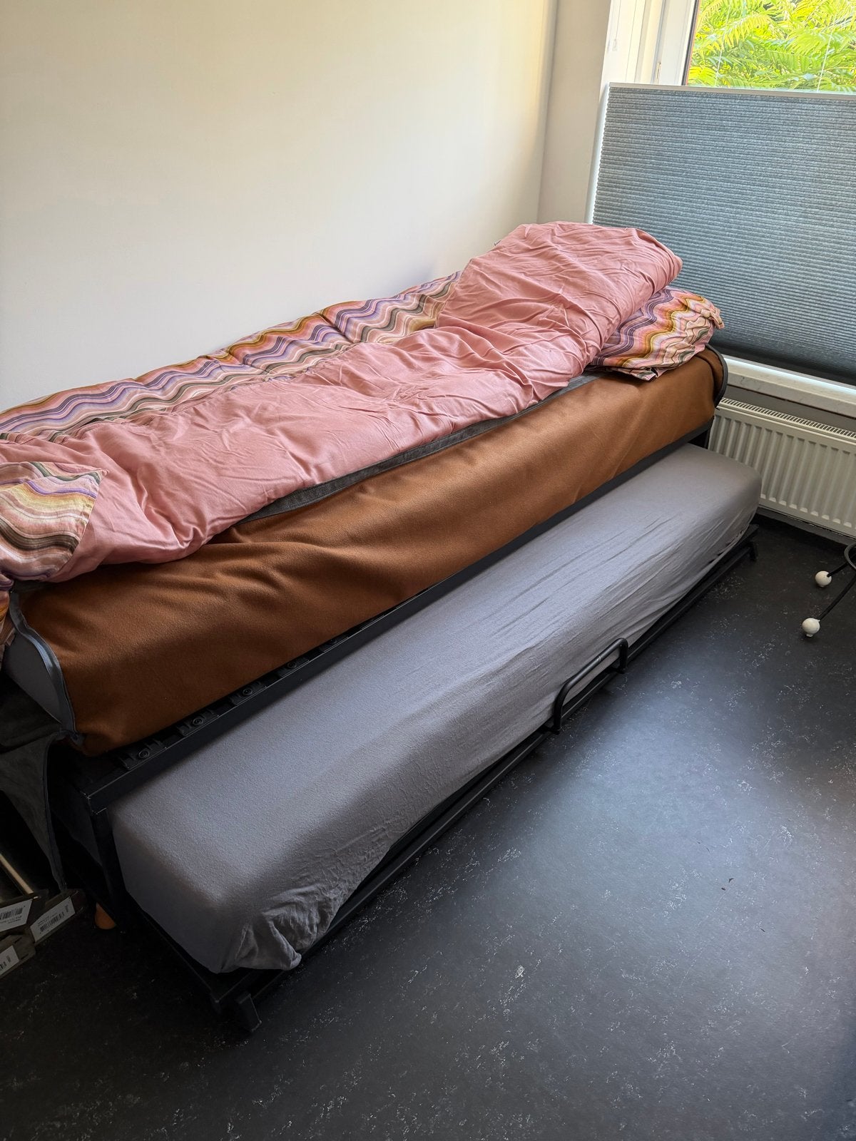 Eenpersoonsbed met uitschuifbaar logeerbed, Ophalen, Gebruikt, Eenpersoons, Zwart