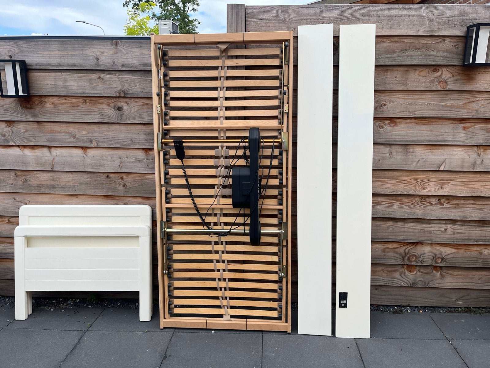 Houten bed 90x200 cm met elektrisch verstelbare lattenbodem, Ophalen, Gebruikt