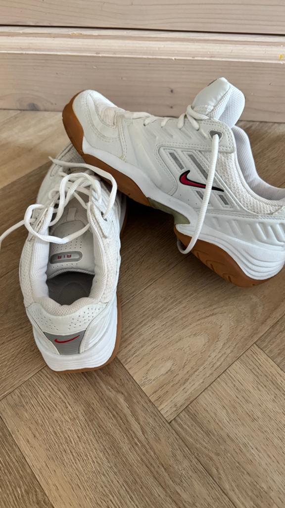 Gratis schoenen, Sport en Fitness, Volleybal, Ophalen, Zo goed als nieuw, Schoenen