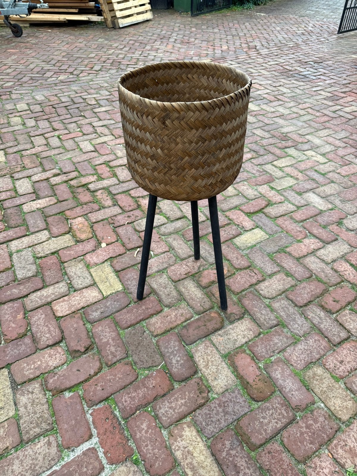 Rotan plantenstandaard met mand - 91 cm hoog, Ophalen, Overige materialen, Gebruikt, Bruin