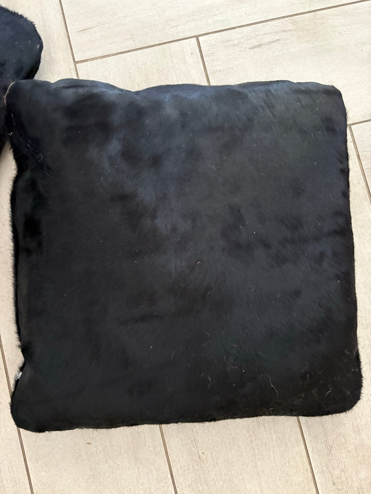 2 zwarte paarden vacht kussens, Huis en Inrichting, Woonaccessoires | Kussens, Overige merken, Gebruikt, Zwart, Vierkant