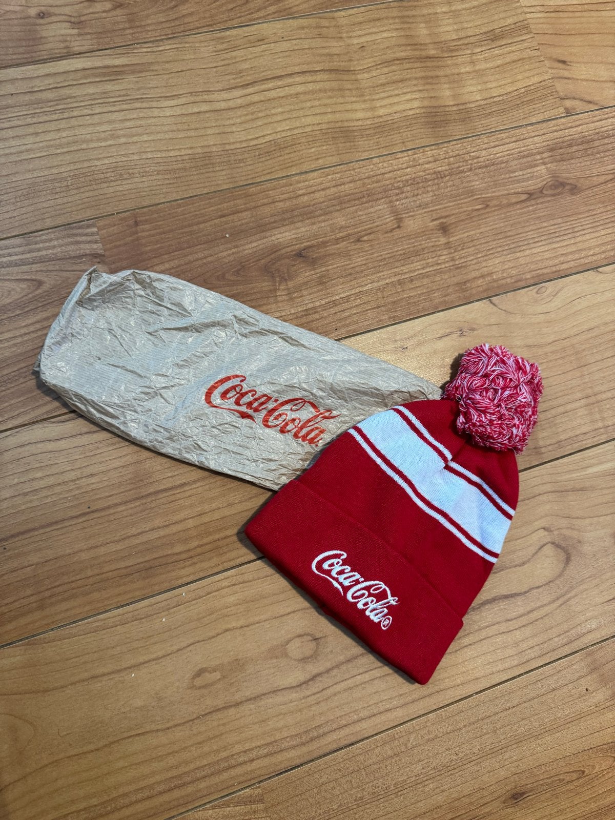 Coca-Cola Muts met Pompon - Nieuw, Ophalen of Verzenden, Nieuw, Maat 38/40 (M), Muts