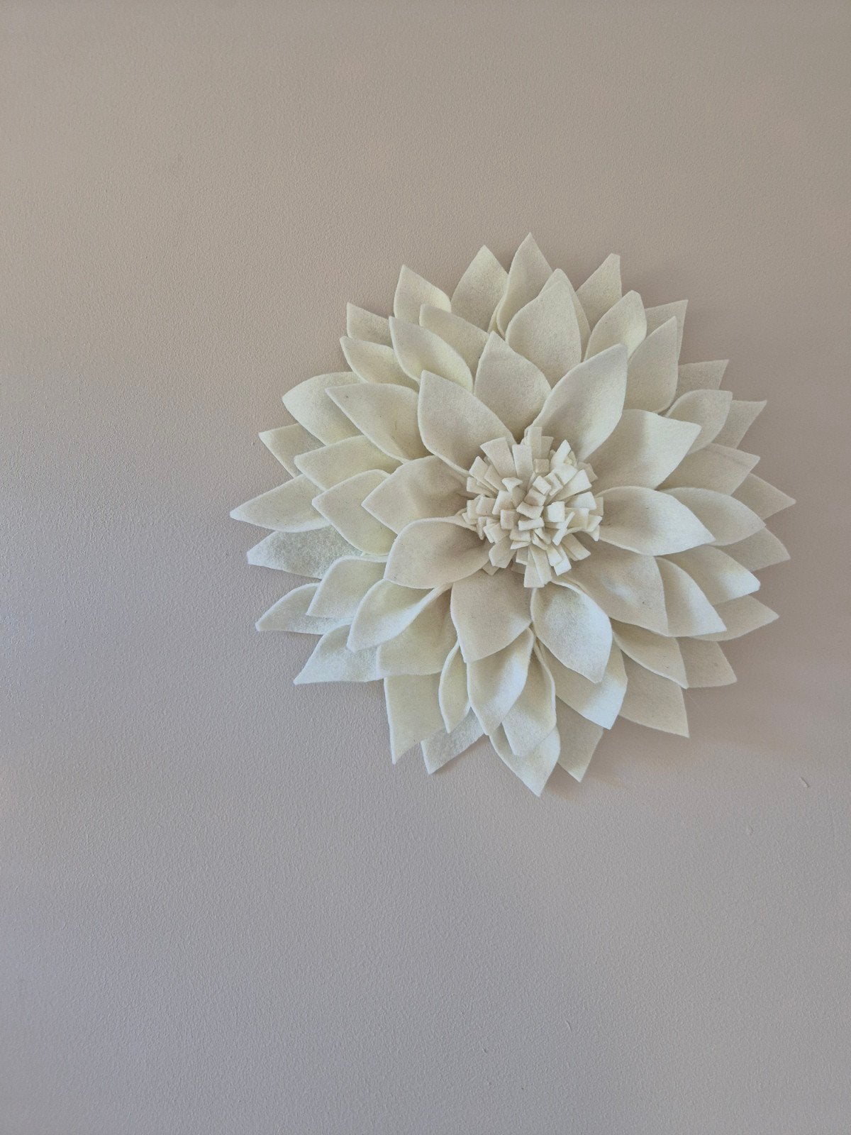 Wandbloem vilt wit/creme, Huis en Inrichting, Woonaccessoires | Wanddecoraties, Nieuw, Ophalen of Verzenden, Handgemaakt, Boho