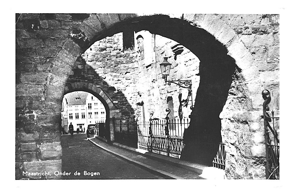 983791 Maastricht 1955 Onder de Bogen Gelopen met postzegel, Ophalen of Verzenden, 1940 tot 1960, Gelopen, Limburg