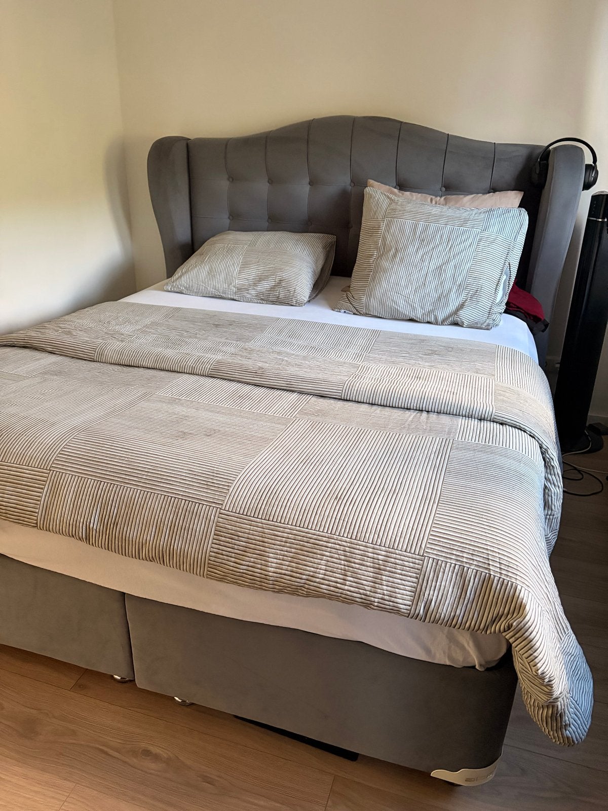Tweepersoons boxspring bed met gestoffeerd hoofdbord