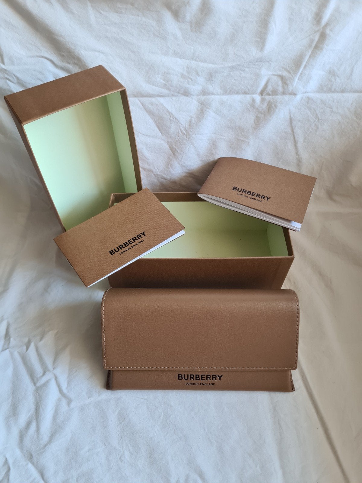 Nieuwe Burberry brillenkoker beige met doos en doekje, Overige merken, Beige, Nieuw, Ophalen of Verzenden