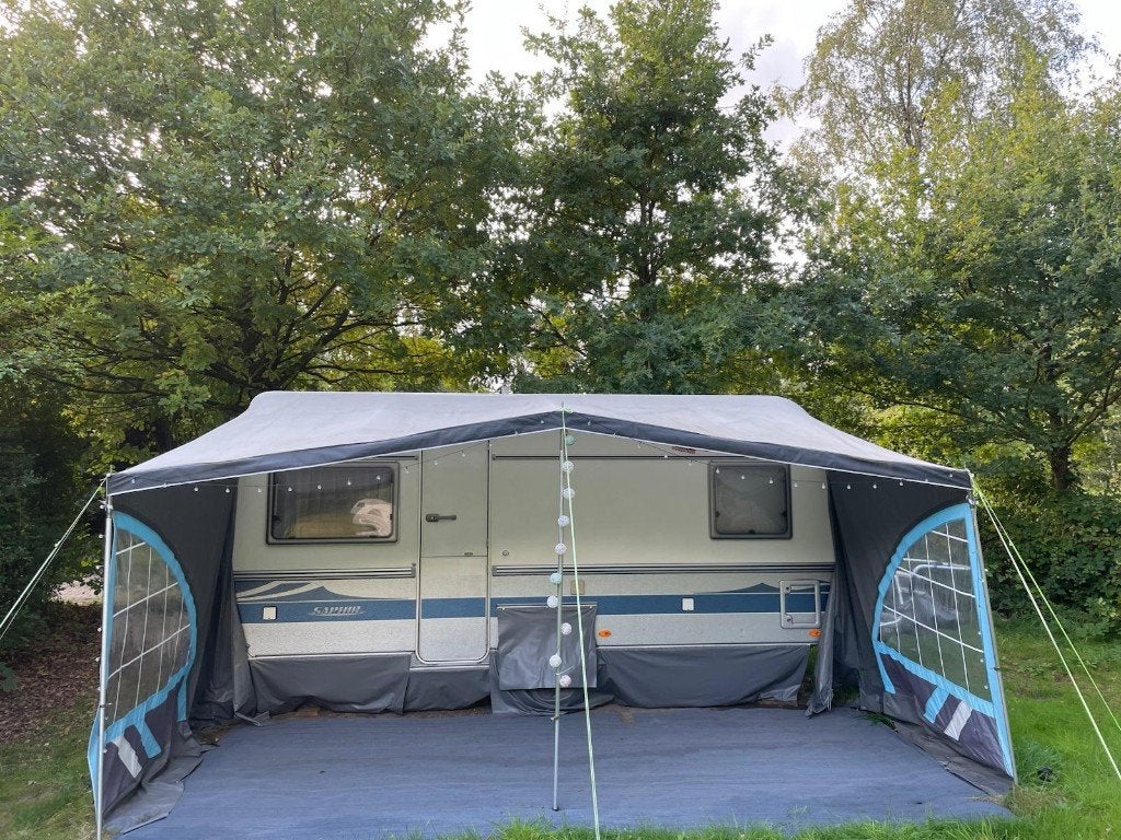 Te koop: Fendt Saphir 150 compact, degelijk en comfortabel, Caravans en Kamperen, Omvormbare zithoek, Rondzit, Luifel, Particulier