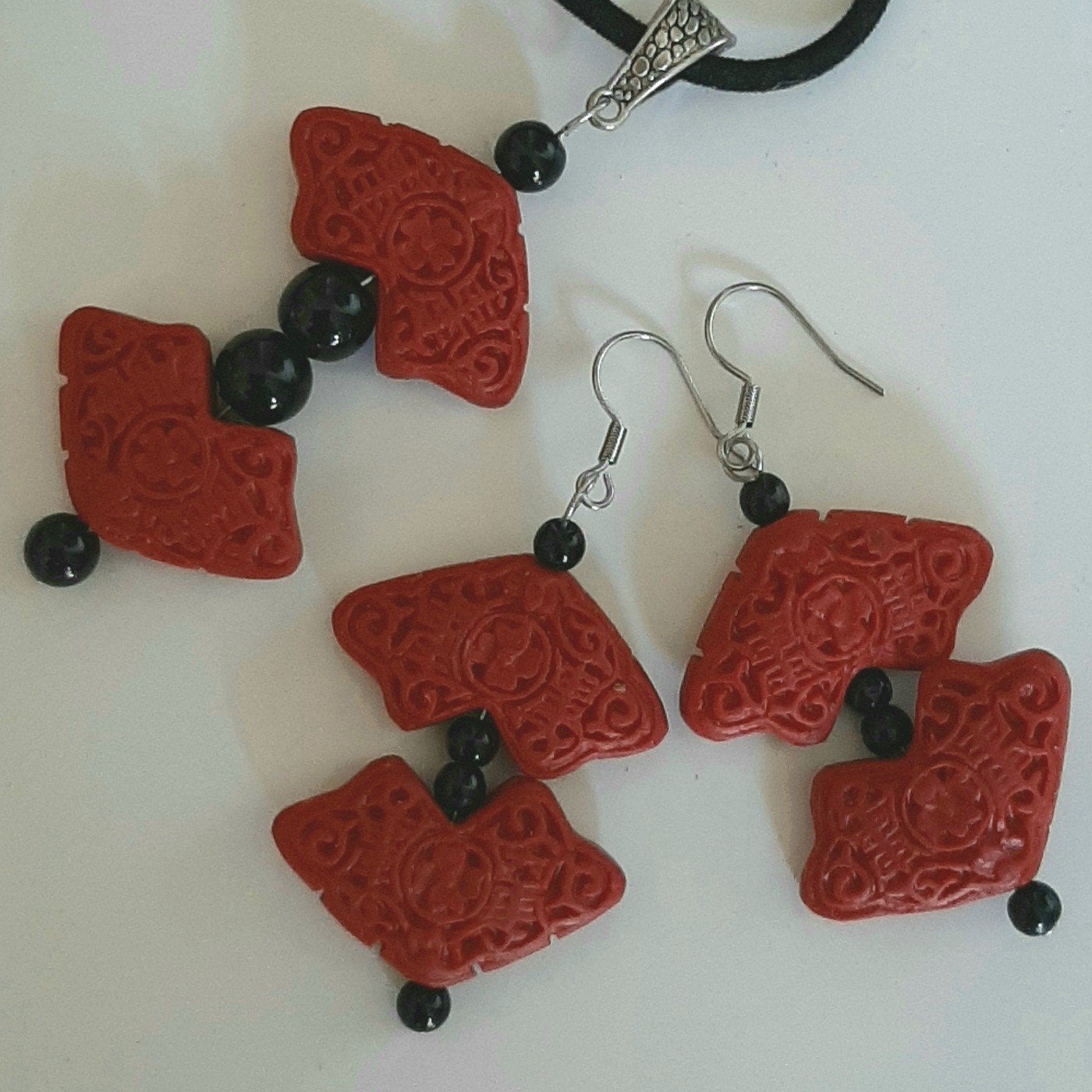 Unieke rode en zwarte natuursteen ketting met oorbellen, Sieraden, Tassen en Uiterlijk, Kettingen, Ophalen of Verzenden, Zo goed als nieuw