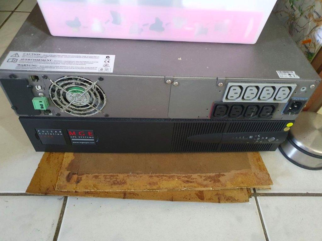 2 stuks MGE UPS samen 80,- 4400 VA / 3100 watt, Computers en Software, Noodvoedingen (UPS), Ophalen
