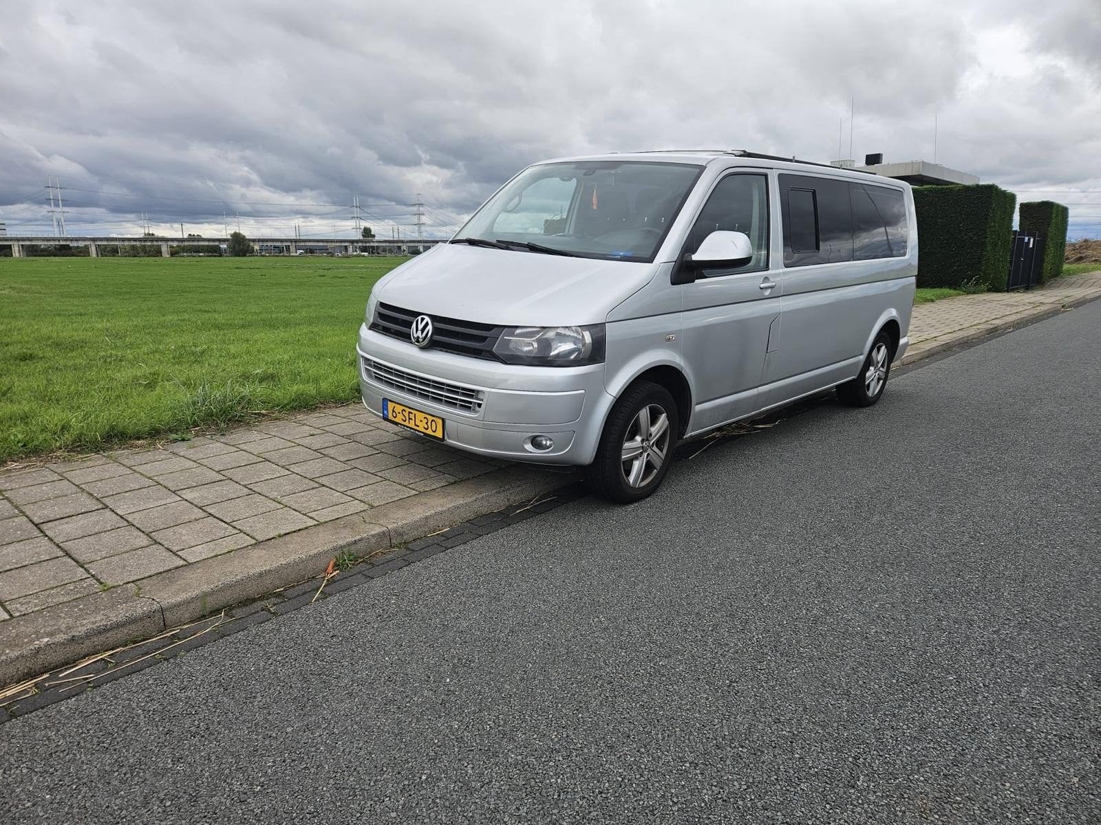 VW Transporter T5 Camper met hefdak en 4 slaapplaatsen, Caravans en Kamperen, Volkswagen, Particulier, Koelkast, 5 tot 6 meter