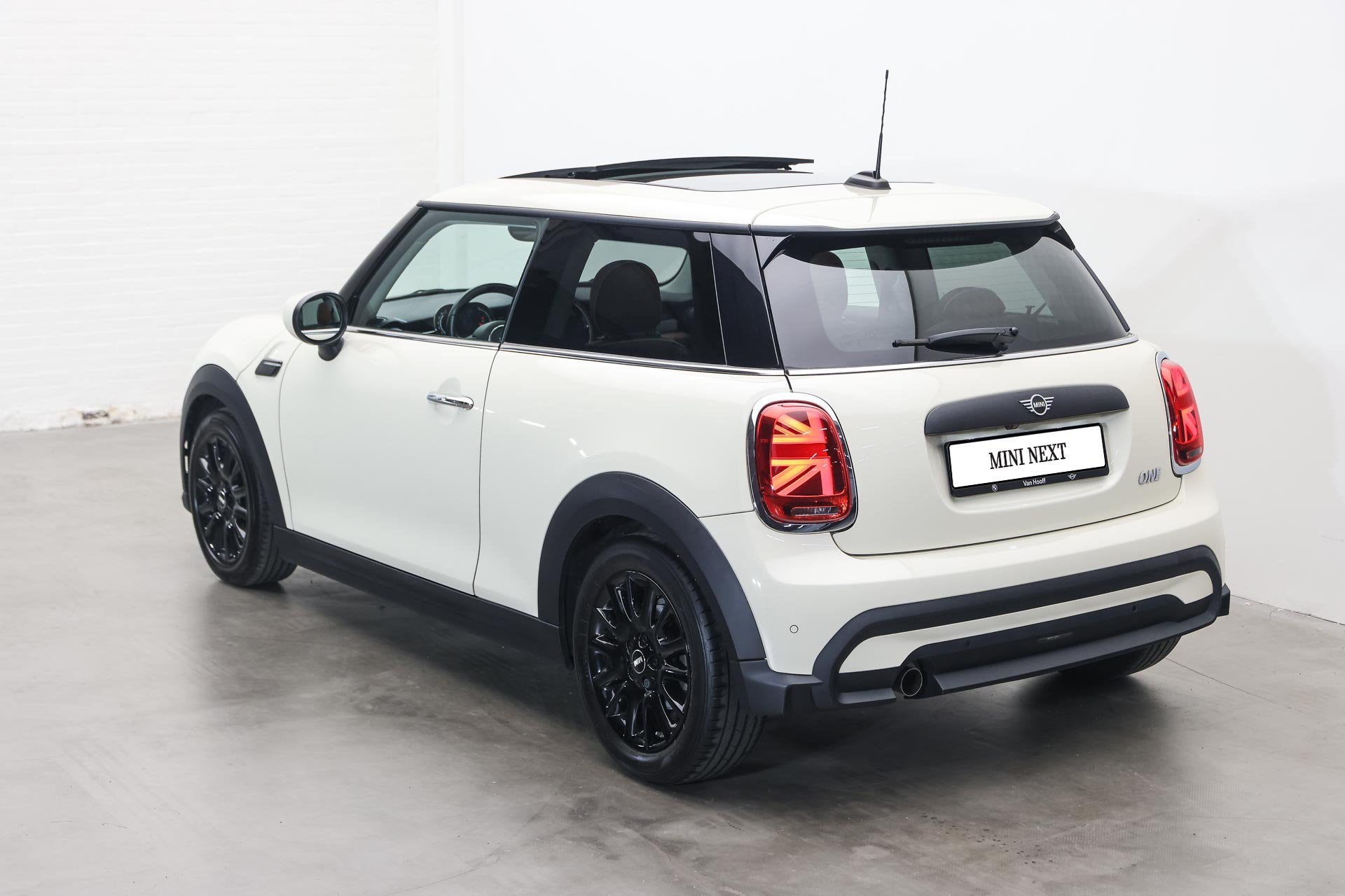 MINI Hatchback One Classic / Panoramadak / Sportstoelen / LE, Auto's, Dealer onderhouden, Gebruikt, Euro 6, Met garantie (alle)