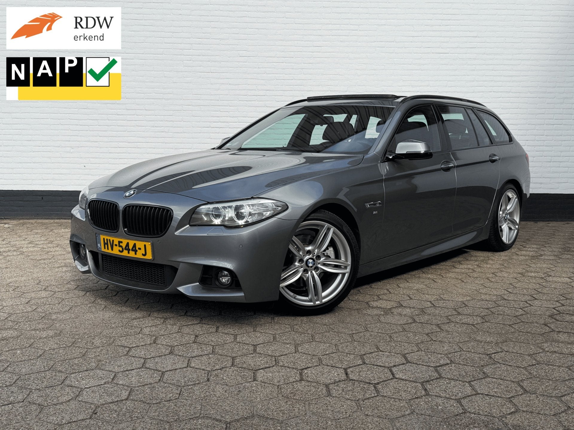 BMW 5-serie Touring 520i High Exe. M-Sport l PANO l TREKHAAK, Automaat, Gebruikt, 4 cilinders, 2000 kg