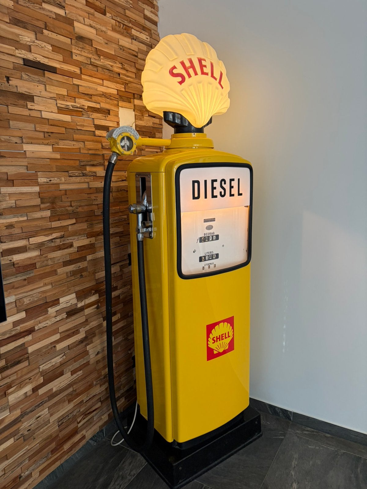 gerestaureerde nederlandse shell benzinepomp, Ophalen