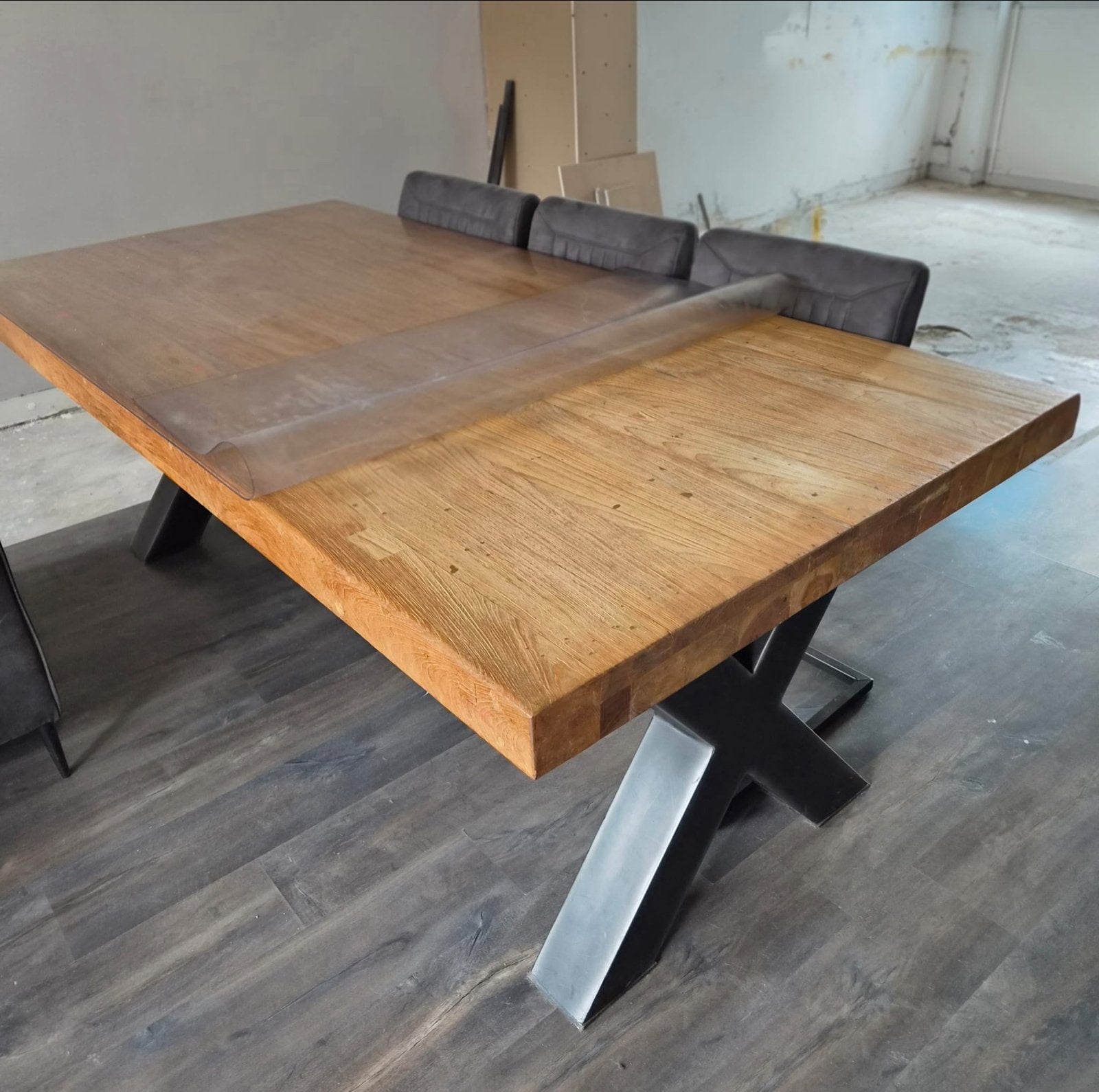Robuuste eikenhouten eettafel met metalen onderstel, Ophalen, Gebruikt, 100 tot 150 cm, Eikenhout