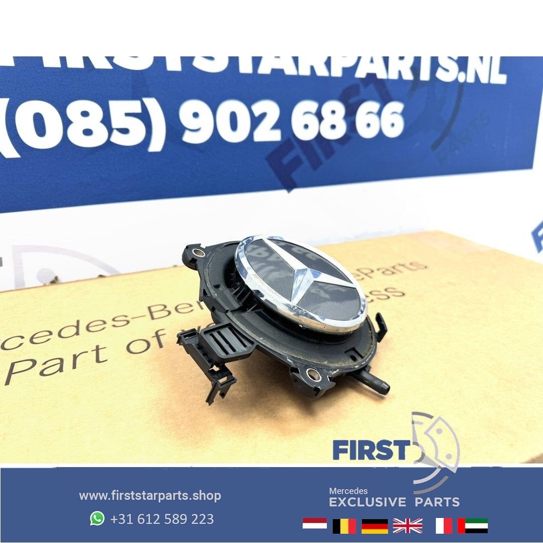 W118 CLA ACHTERKLEP LOGO ACHTERUITRIJCAMERA MOTOR + HOUDER M, Gebruikt, -, Ophalen of Verzenden, -