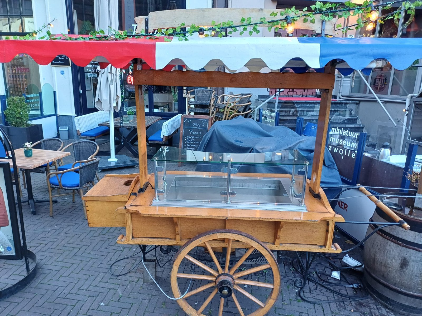 Antieke Hollandse haringkar met elektrische koeling, Ophalen