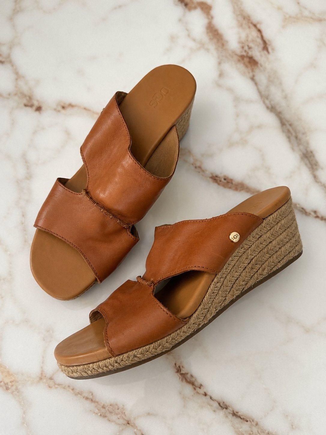 UGG Eirene Bruin Leren Espadrille Wedge Sandalen - Maat 40, Kleding | Dames, Bruin, Zo goed als nieuw, Sandalen of Muiltjes, Ophalen of Verzenden