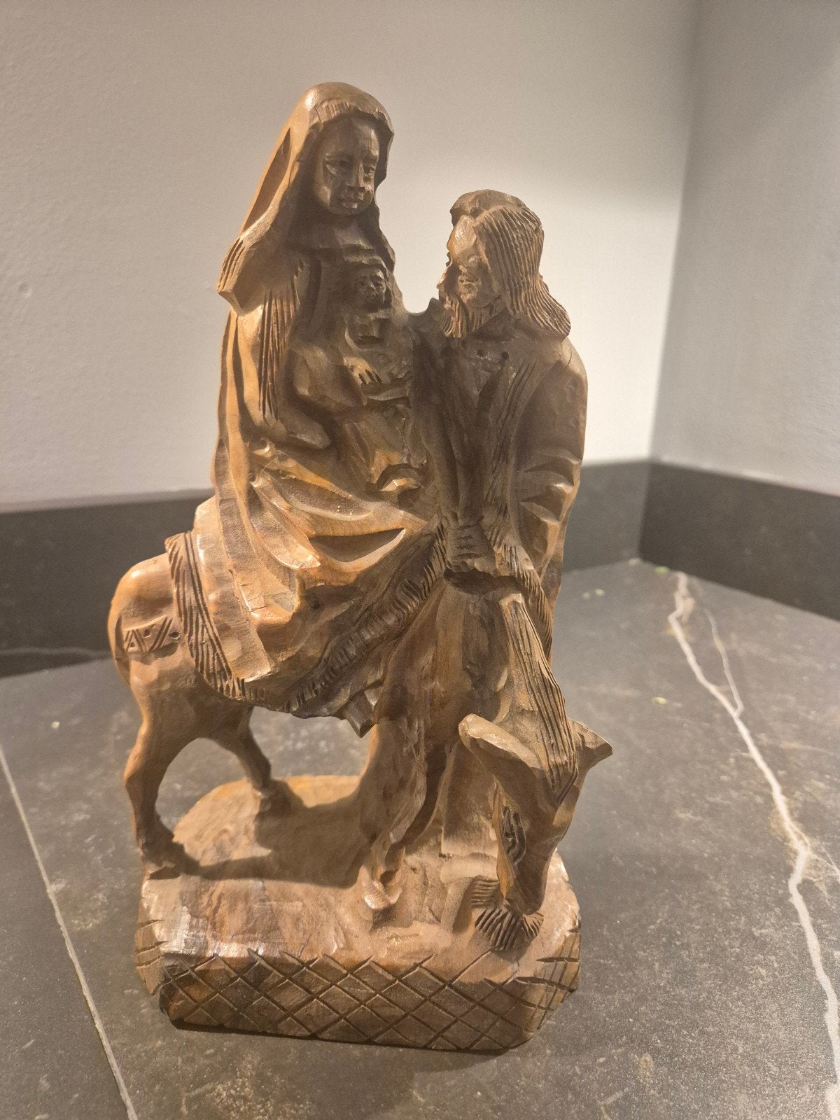 Houtsnijwerk: Jozef, Maria en Jezus op ezel - 26cm hoog, Antiek en Kunst, Houtsnijwerk, Ophalen of Verzenden, Handgemaakt, 20 - 50 cm