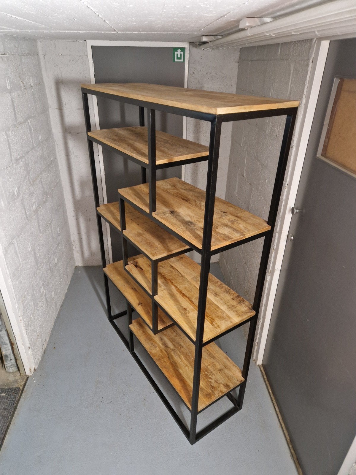 Foto 4 van Industriële kast met Zwart Metalen Frame en Houten Planken