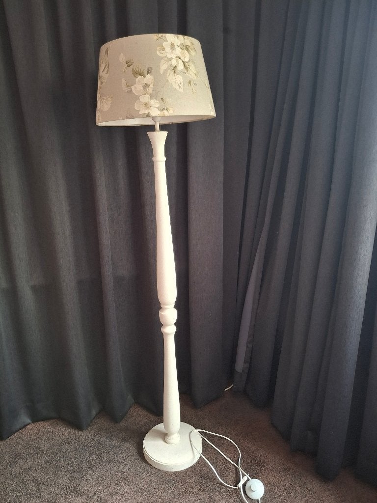 Staande lamp met een mooie bloemen kap, Huis en Inrichting, Lampen | Vloerlampen, Ophalen, Gebruikt, 150 tot 200 cm