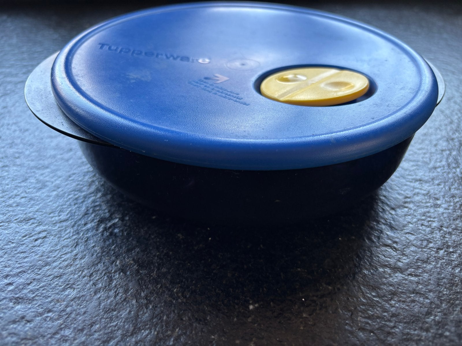 Tupperware magnetronkom met deksel - Blauw/Geel, Gebruikt, Blauw, Ophalen of Verzenden, Bak of Kom