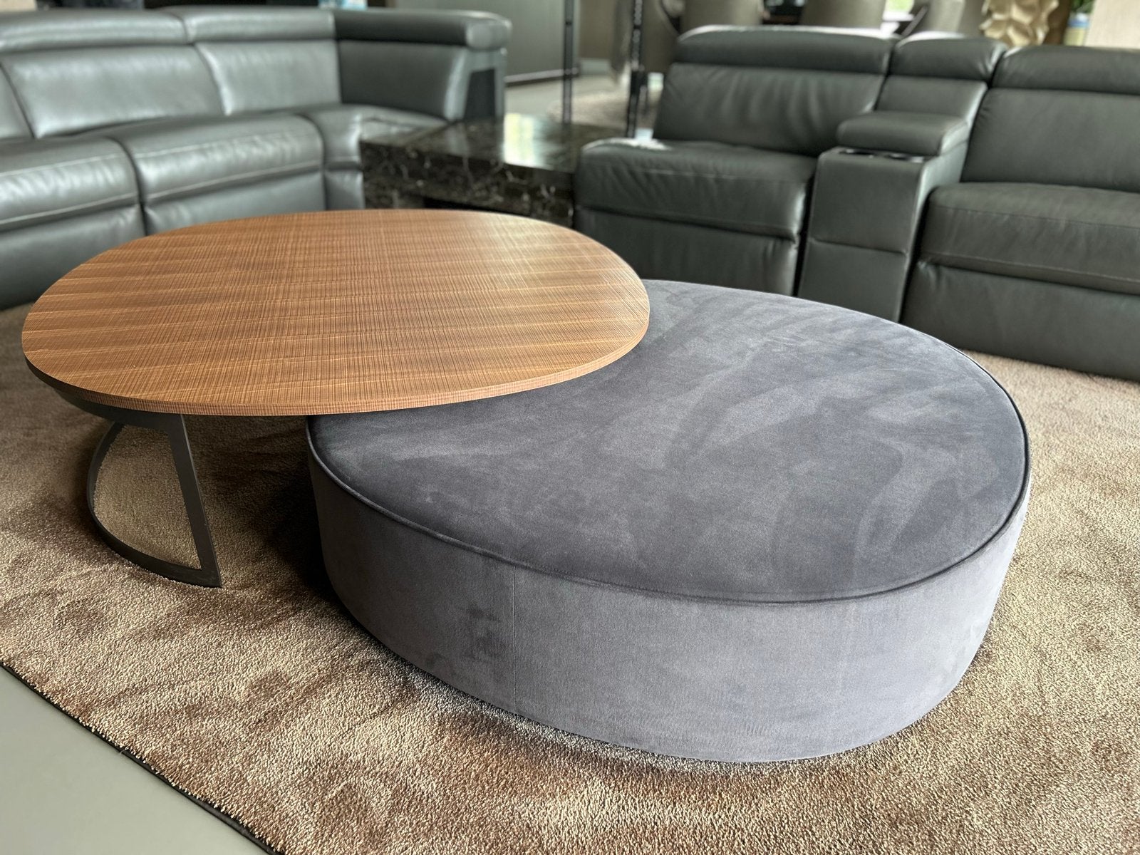 Moderne Salontafel met Poef - Hout en Grijs Fluweel, Huis en Inrichting, Tafels | Salontafels, Ophalen, 100 tot 150 cm, Zo goed als nieuw