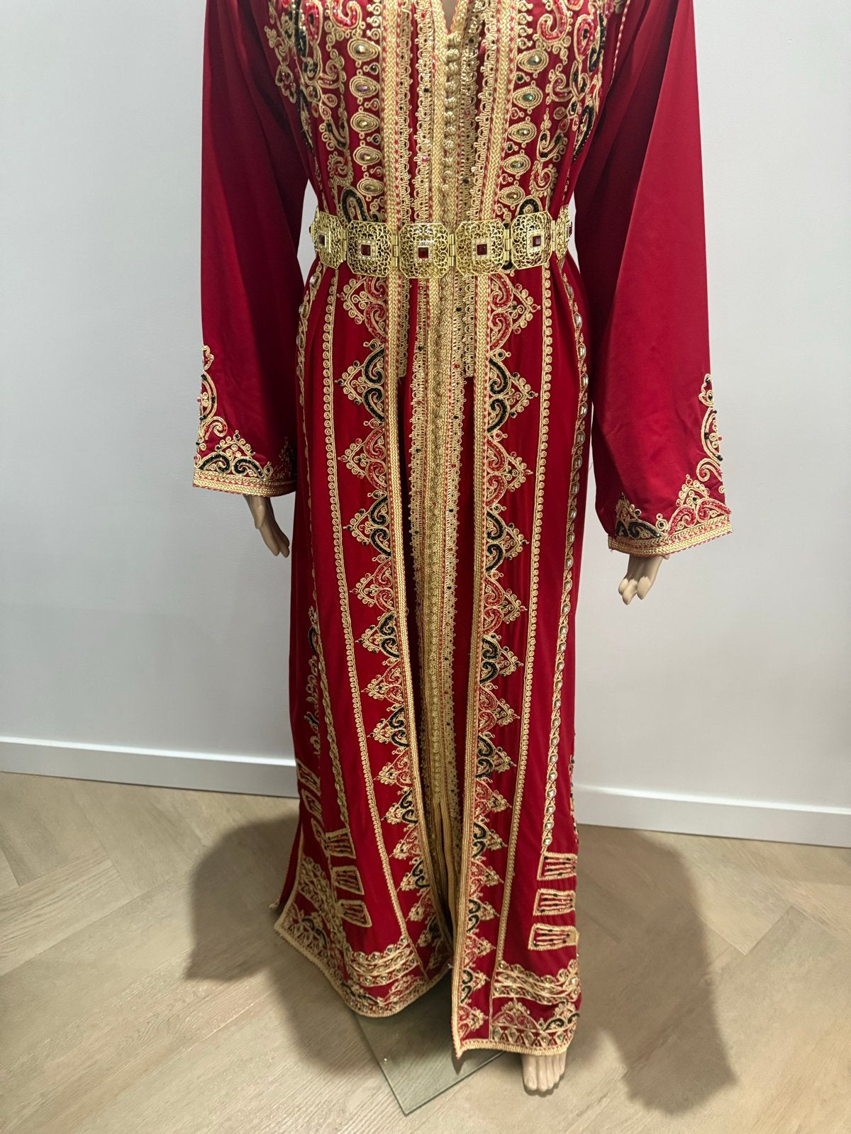 Prachtige rode Marokkaanse Kaftan met gouden borduursels, Kleding | Dames, Gelegenheidskleding, Maat 38/40 (M), Overige typen