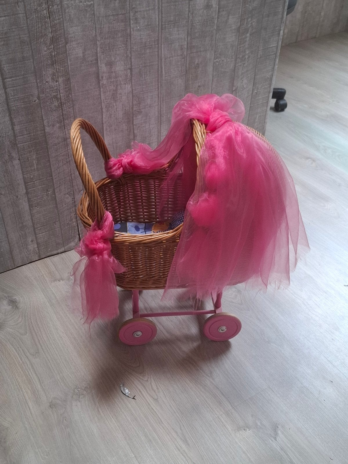 Leuke rieten poppenwagen met roze tule, Ophalen, Gebruikt, Babypop