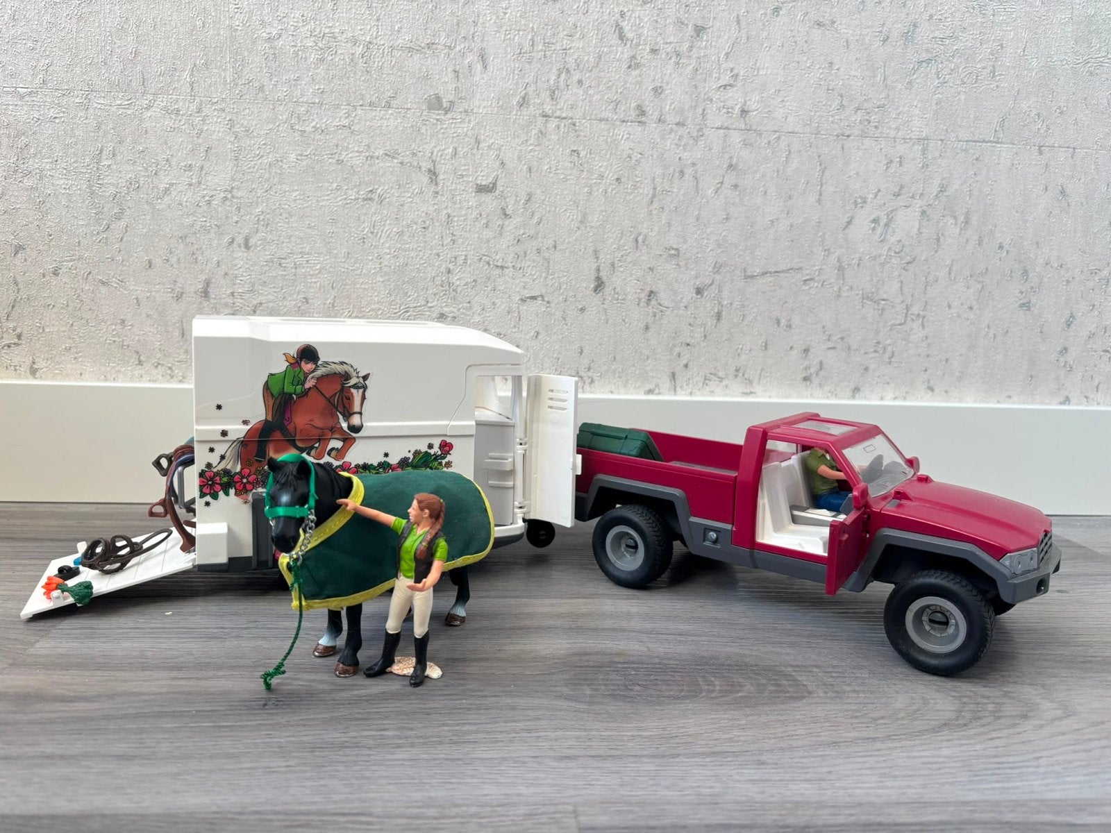 Schleich paardentrailer met pick-up en accessoires, Ophalen of Verzenden, Zo goed als nieuw