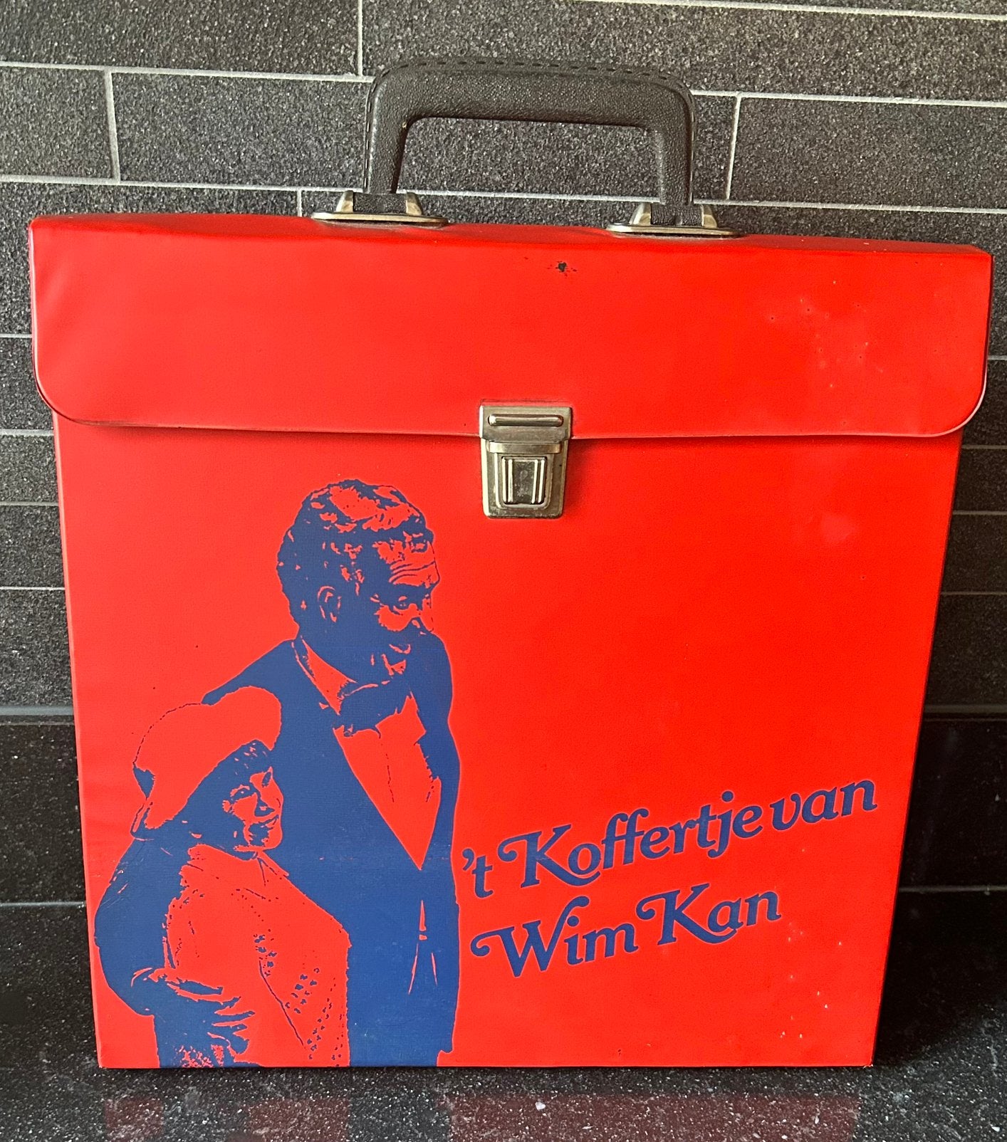 't Koffertje van Wim Kan - Boek - 2x LP - krant - koffertje, Speciale editie, Overige formaten, Cabaret of Kleinkunst, Ophalen of Verzenden
