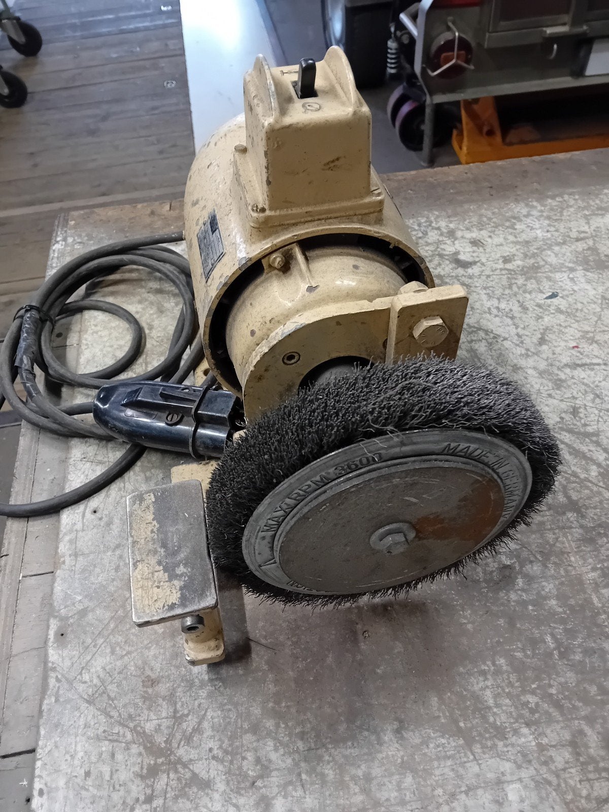 Staalborstel machine 380 volt, Ophalen, Gebruikt, 1000 watt of meer, Werkbankslijpmachine