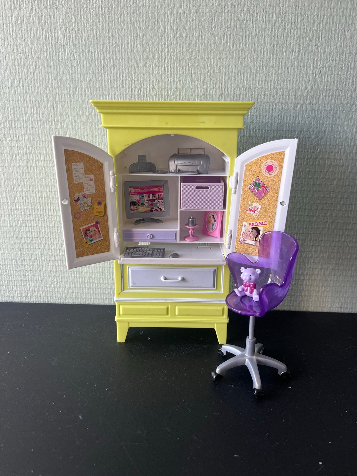 Barbie kast/Bureau met Accessoires, Ophalen of Verzenden, Zo goed als nieuw