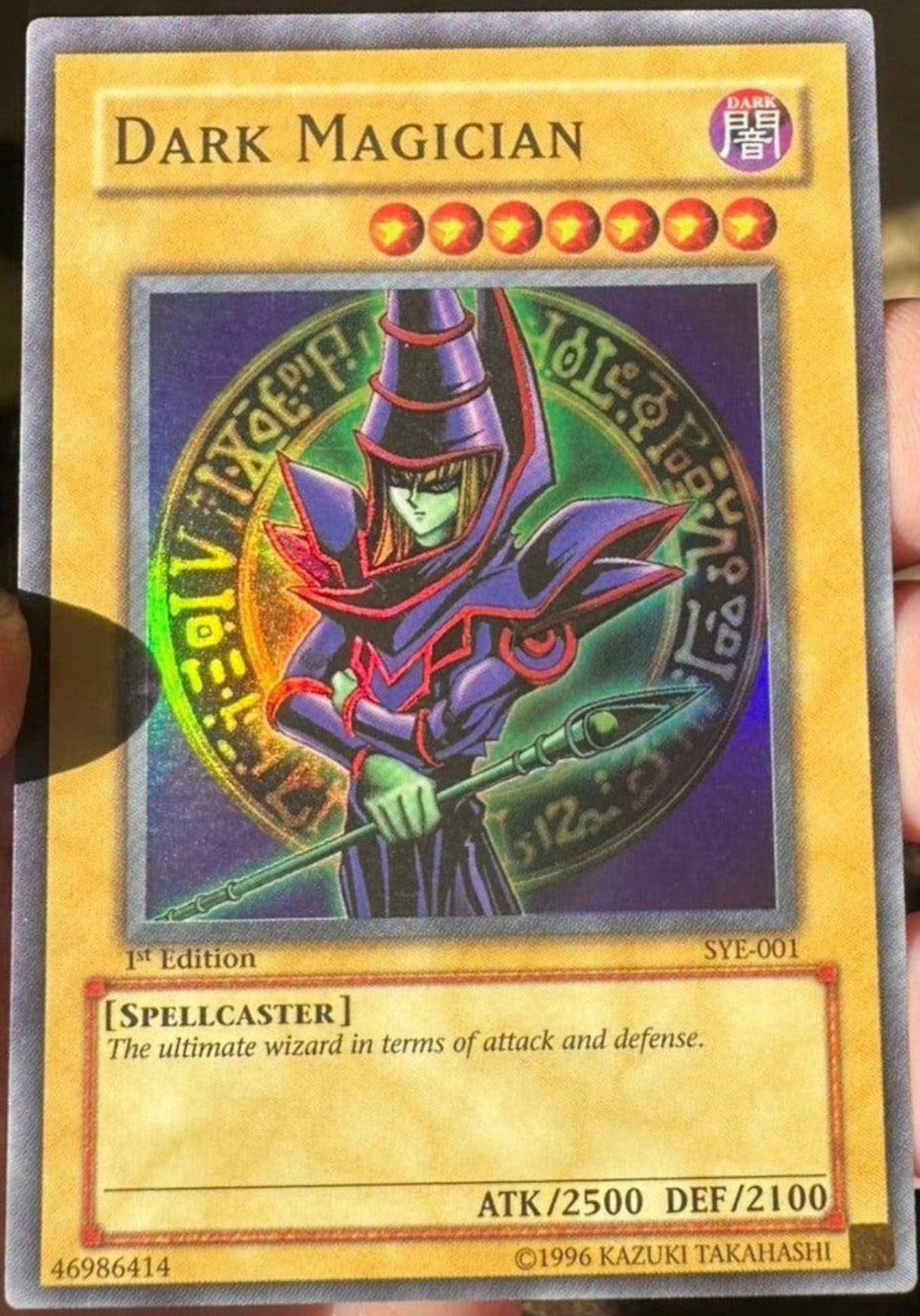 Yu-Gi-Oh! Dark Magician SYE 1st Edition Old US Print !, Hobby en Vrije tijd, Ophalen of Verzenden, Gebruikt, Losse kaart, Foil