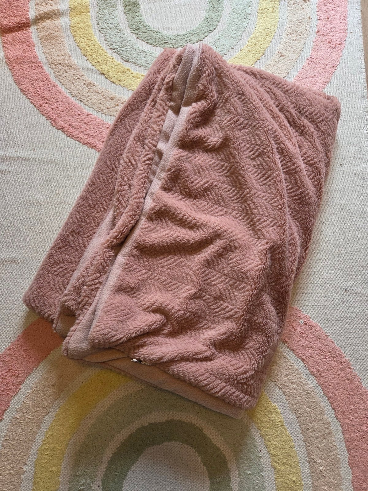 Oud roze zachte deken/ plaid met structuur - warm en mooi
Wi, 140 cm, Zo goed als nieuw, Plaid, Polyester