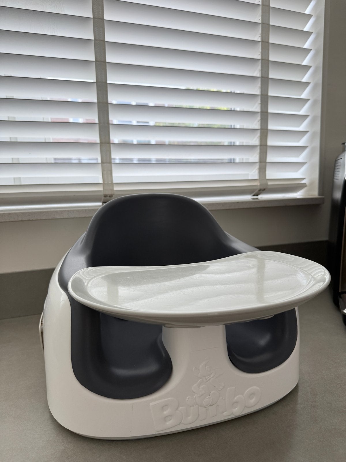 Bumbo Multi Seat met eetblad - Wit/Grijs, Ophalen of Verzenden, Zo goed als nieuw, Overige typen, Afneembaar eetblad
