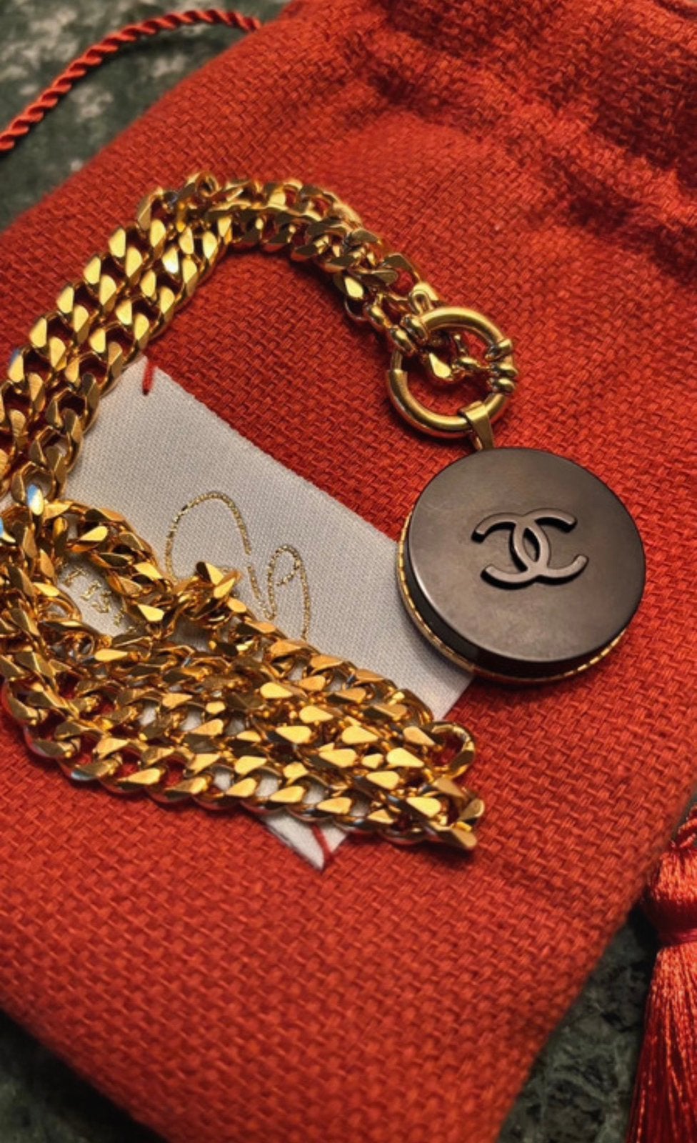 Prachtige ketting met originele Chanel knoop, Ophalen of Verzenden, Zo goed als nieuw, Goud, Overige materialen