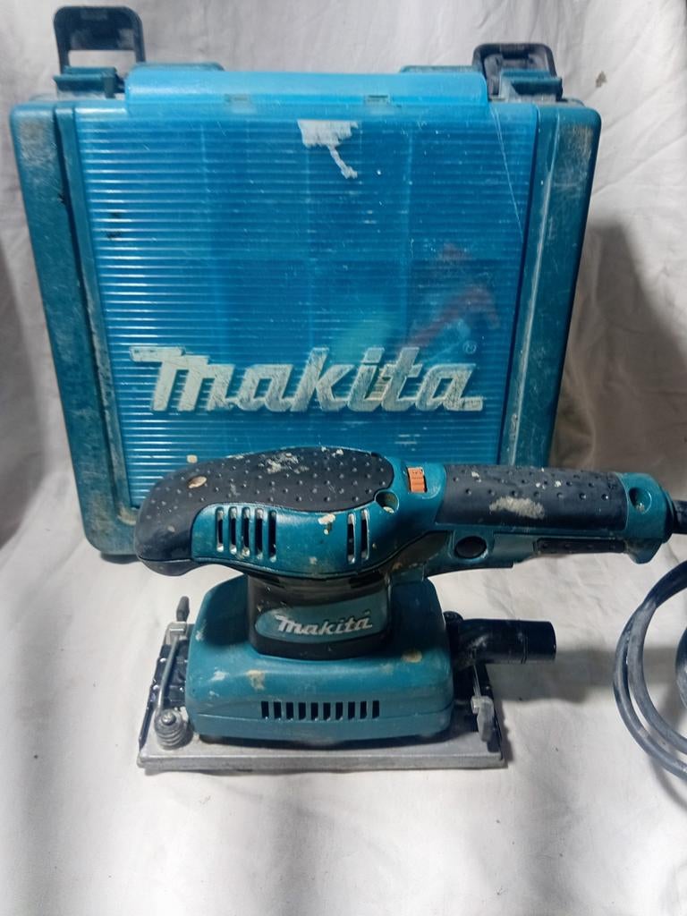 Makita Vlakschuurmachine met Koffer, Doe-het-zelf en Verbouw, Ophalen of Verzenden, Gebruikt, Minder dan 600 watt, Vlakschuurmachine