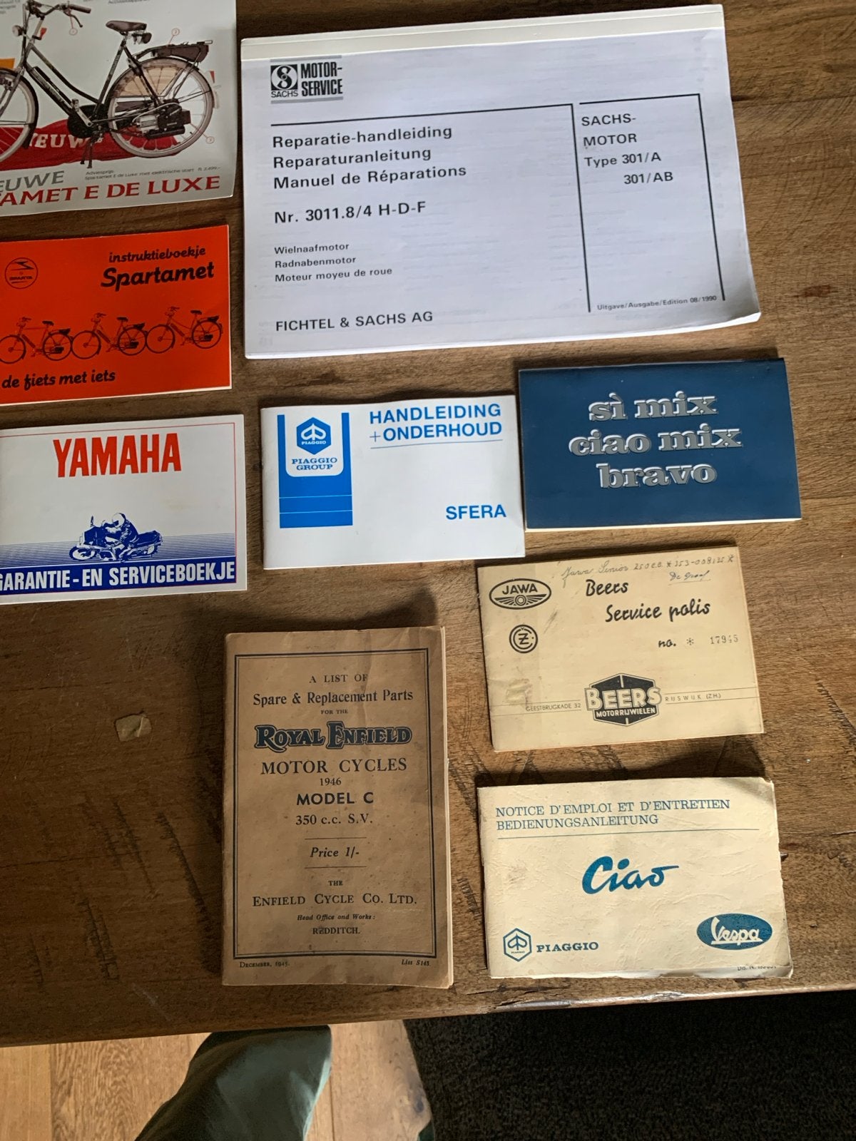 Diverse handleidingen en serviceboekjes voor motoren/fietsen, Ophalen of Verzenden