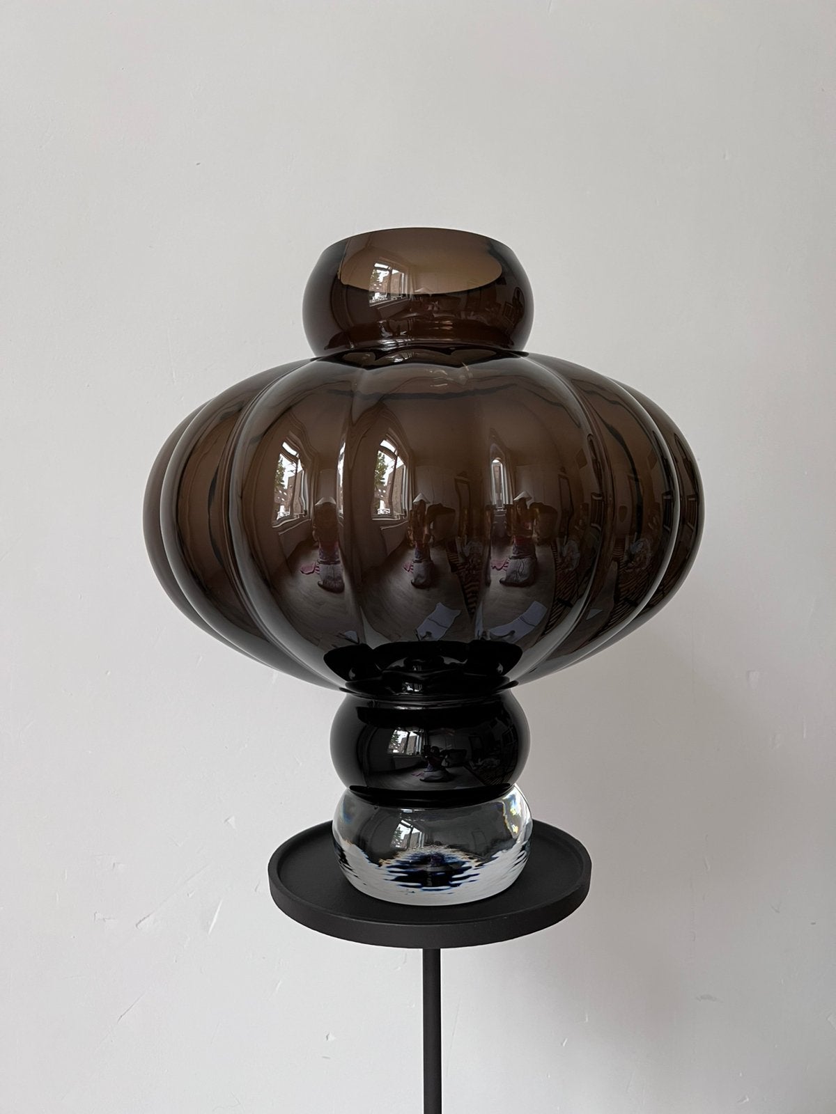 Louise Roe ballon vaas - Smoke bruin. Designer., Bruin, Ophalen of Verzenden, Zo goed als nieuw, 40 cm