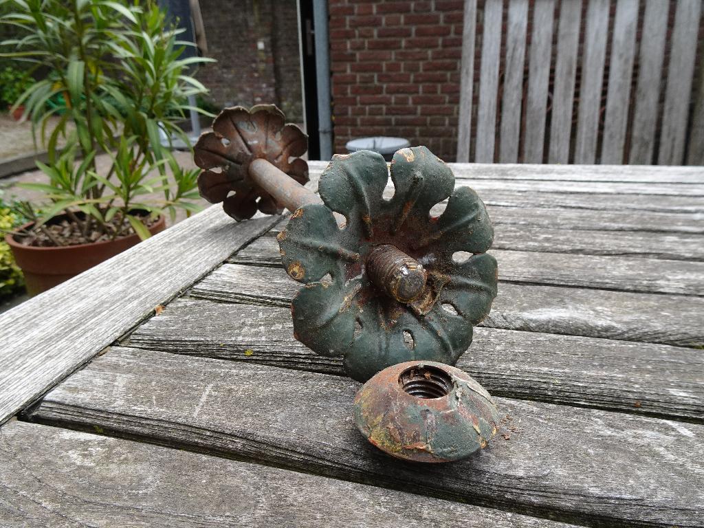 Antiek balkanker met smeedijzeren rozetten., Ophalen of Verzenden