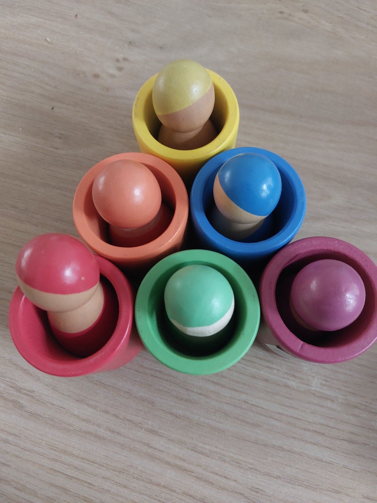 Houten sorteerspel met gekleurde poppetjes en bekers, Ophalen of Verzenden