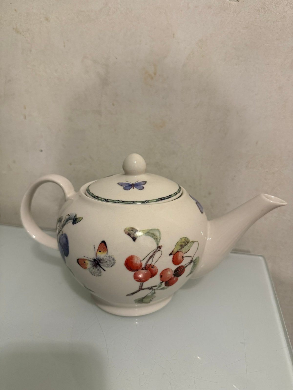 Theepot met fruit- en vlinderdecoratie Janneke Brinkman, Overige merken, Keramiek, Ophalen of Verzenden, Zo goed als nieuw