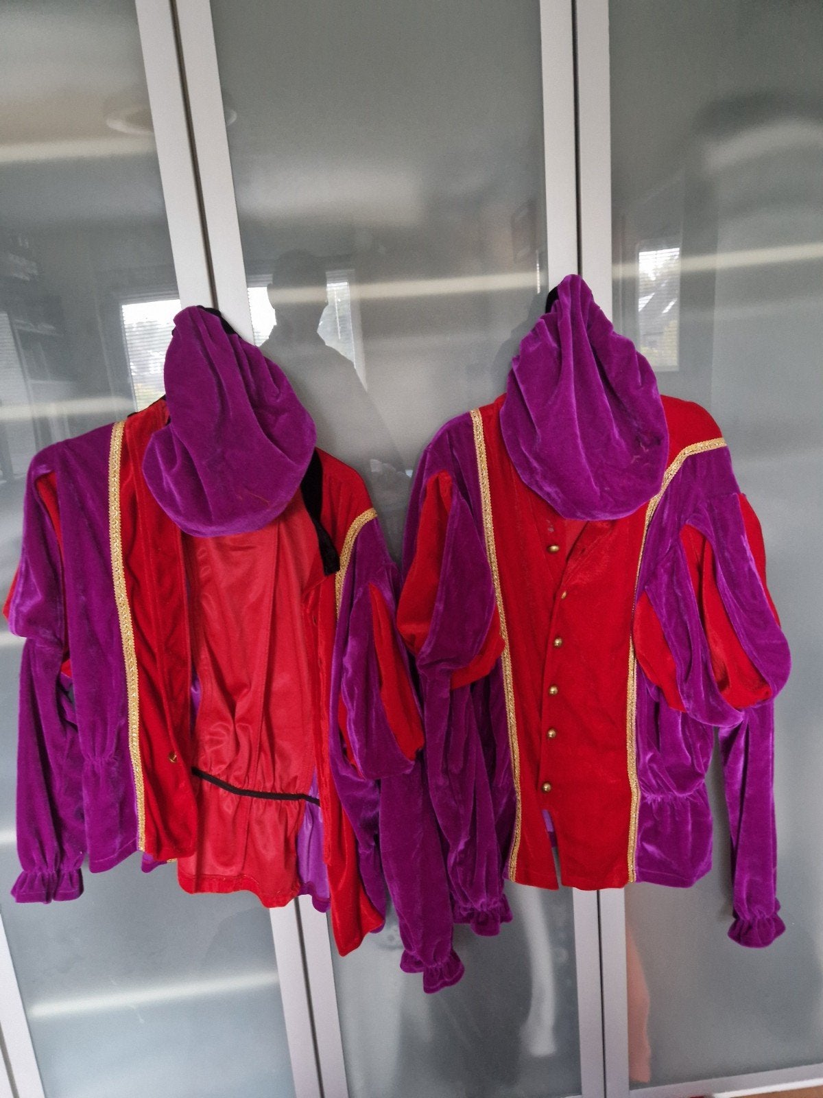 2 complete Sinterklaas/Pietenpakken - Rood/Paars, Ophalen of Verzenden, Zo goed als nieuw