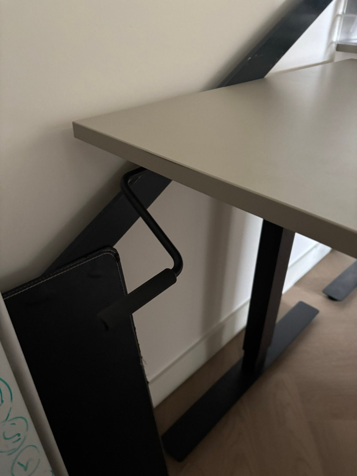 IKEA In hoogte verstelbaar bureau - Ergonomisch en stijlvol, Ophalen, Zit-sta bureau, Gebruikt, Spaanplaat of MDF