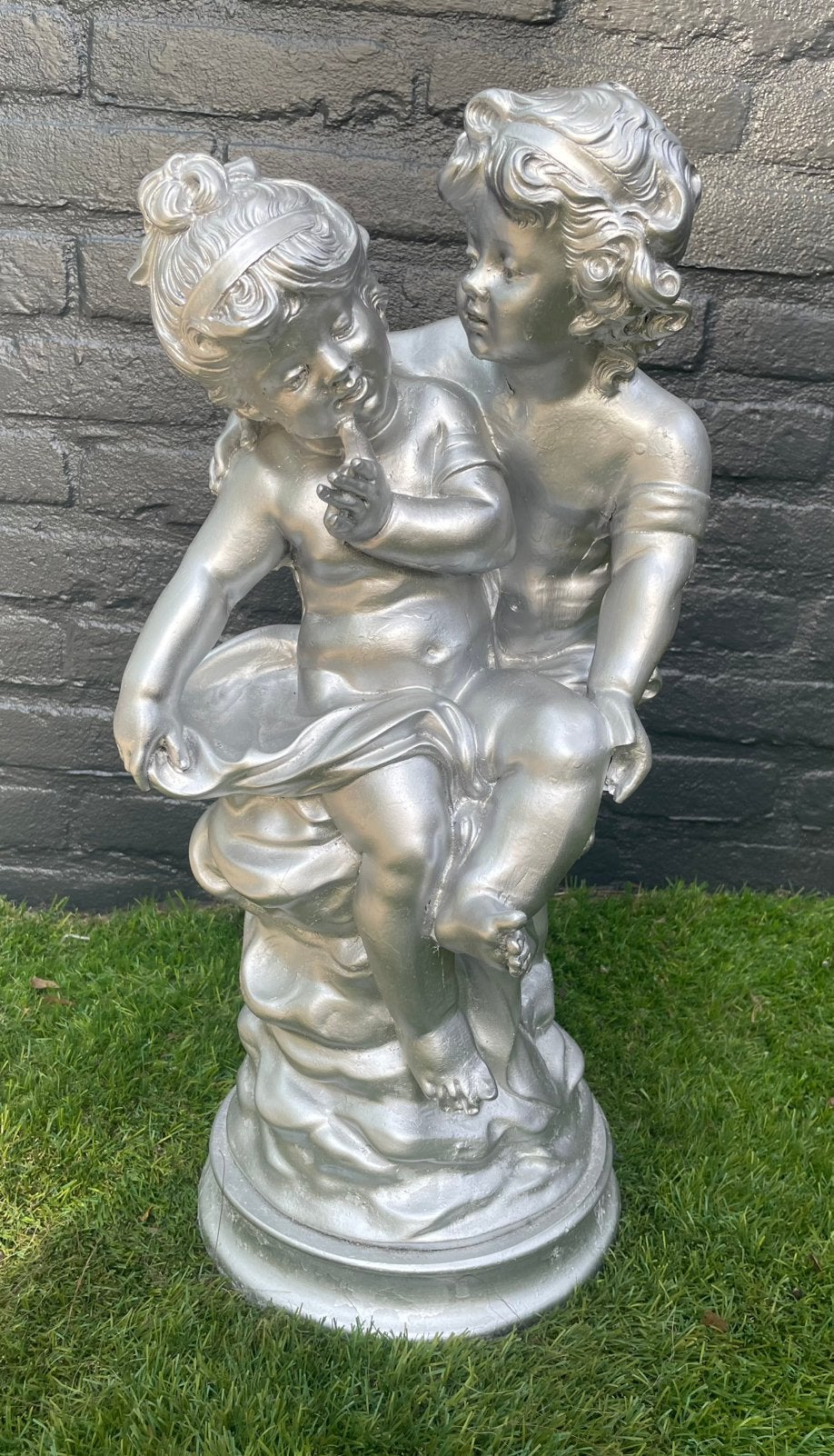 Zilverkleurige tuinbeeld met 2 personen 50 cm hoog, Tuin en Terras, Tuinbeelden, Ophalen, Zo goed als nieuw