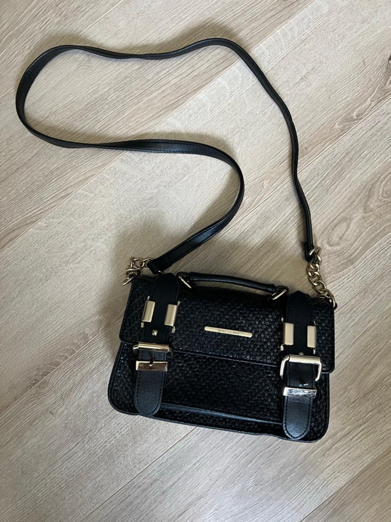 River Island Zwarte Schoudertas met Gouden Details, Ophalen of Verzenden, Nieuw, Zwart, Schoudertasje