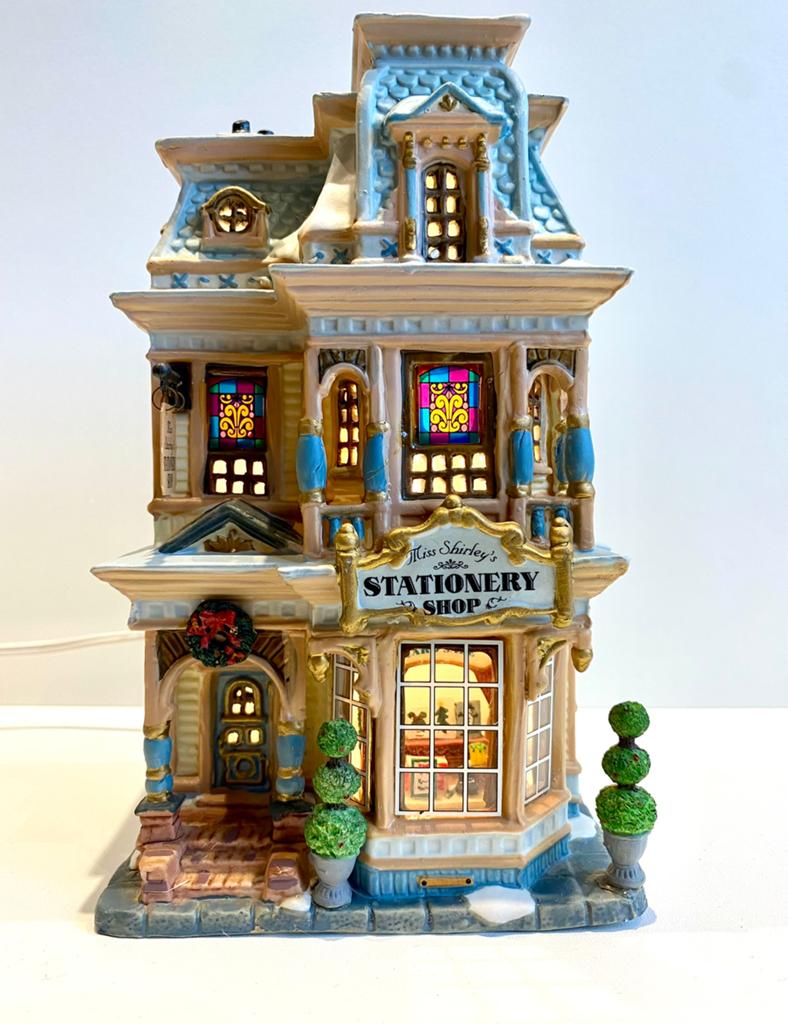 Lemax Miss Shirley’s Stationary Shop (25718AM) ULTRA RARE, Verzenden