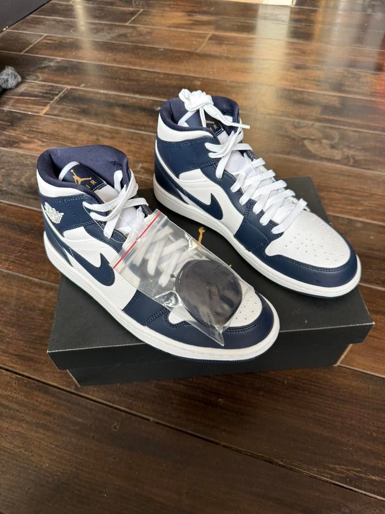 Nike Air Jordan 1 Mid white/matalic gold-obsidian, Kleding | Heren, Schoenen, Ophalen of Verzenden, Zo goed als nieuw, Blauw