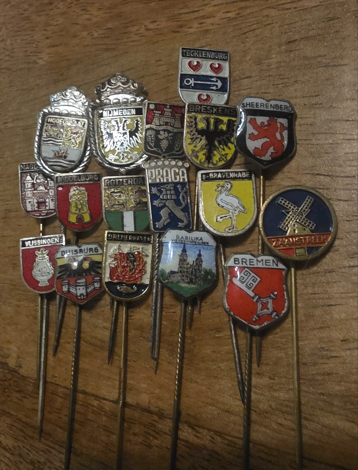 Verzameling vintage speldjes van verschillende steden., Ophalen of Verzenden, Gebruikt, Stad of Land, Speldje of Pin