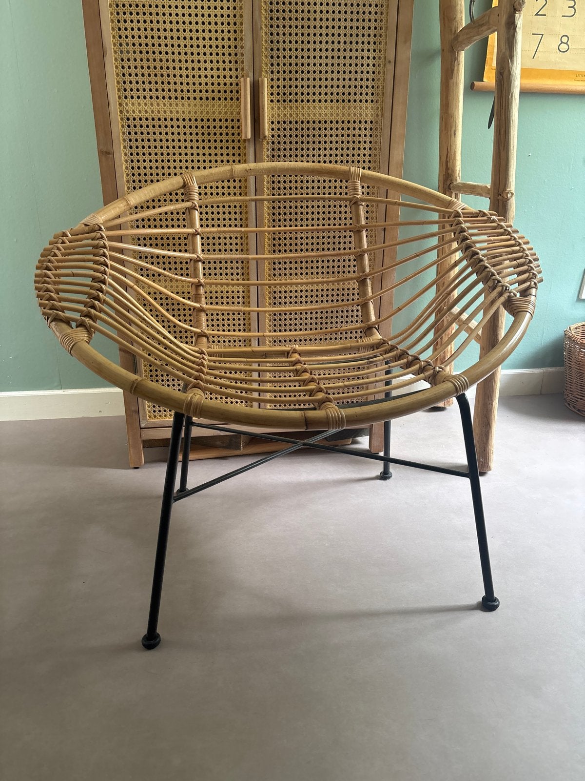Rotan fauteuil met metalen onderstel, Huis en Inrichting, Stoelen, Ophalen, Gebruikt, Overige kleuren, Riet of Rotan